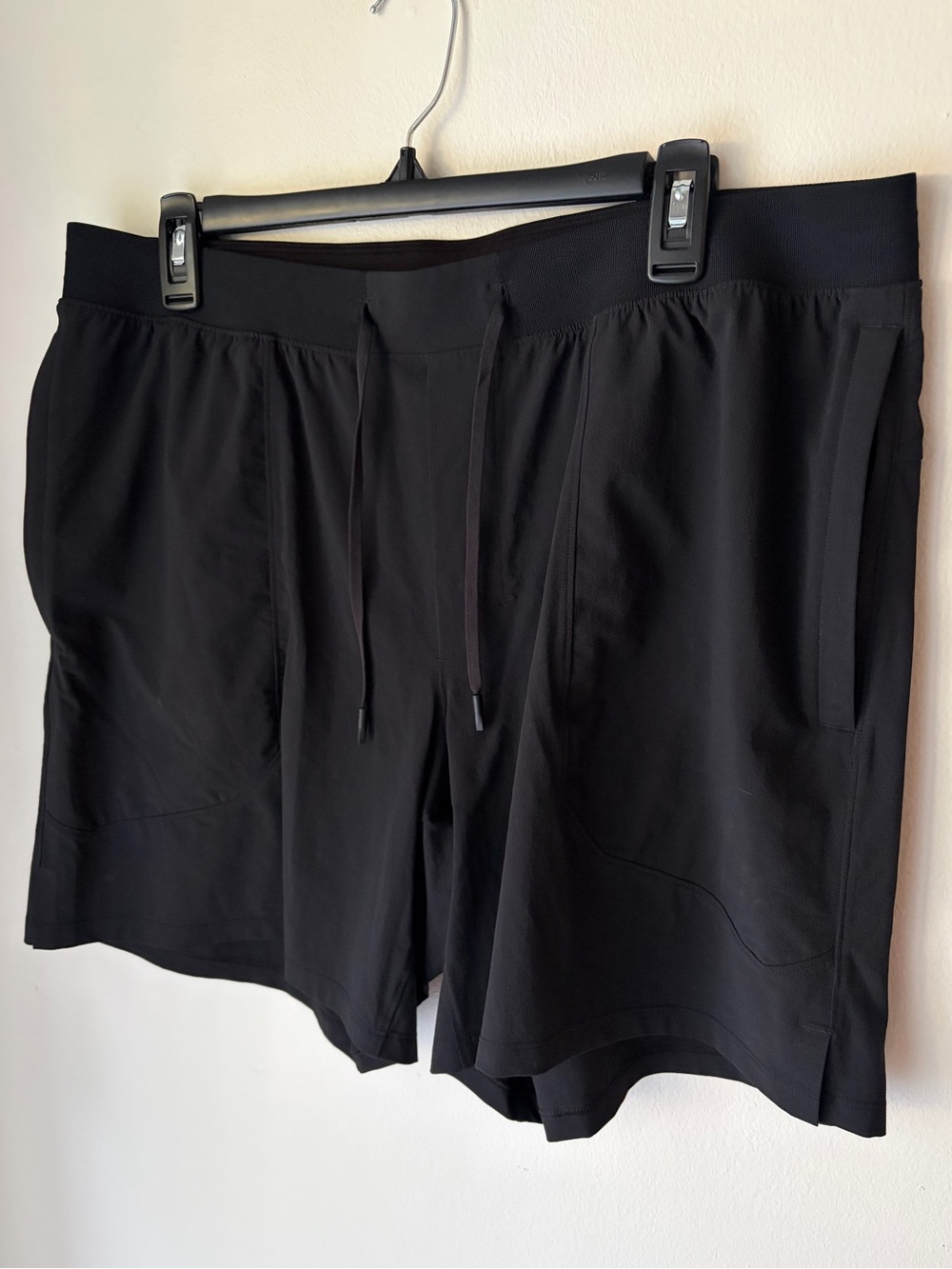 40. Men’s Size XL LULULEMON Black License To Train Shorts